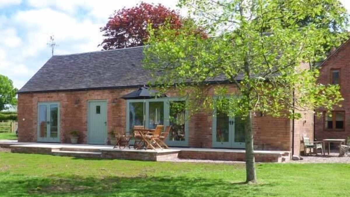 Market Drayton Cottage | BERRINGTONS BARN, family friendly, with a garden in Hinstock