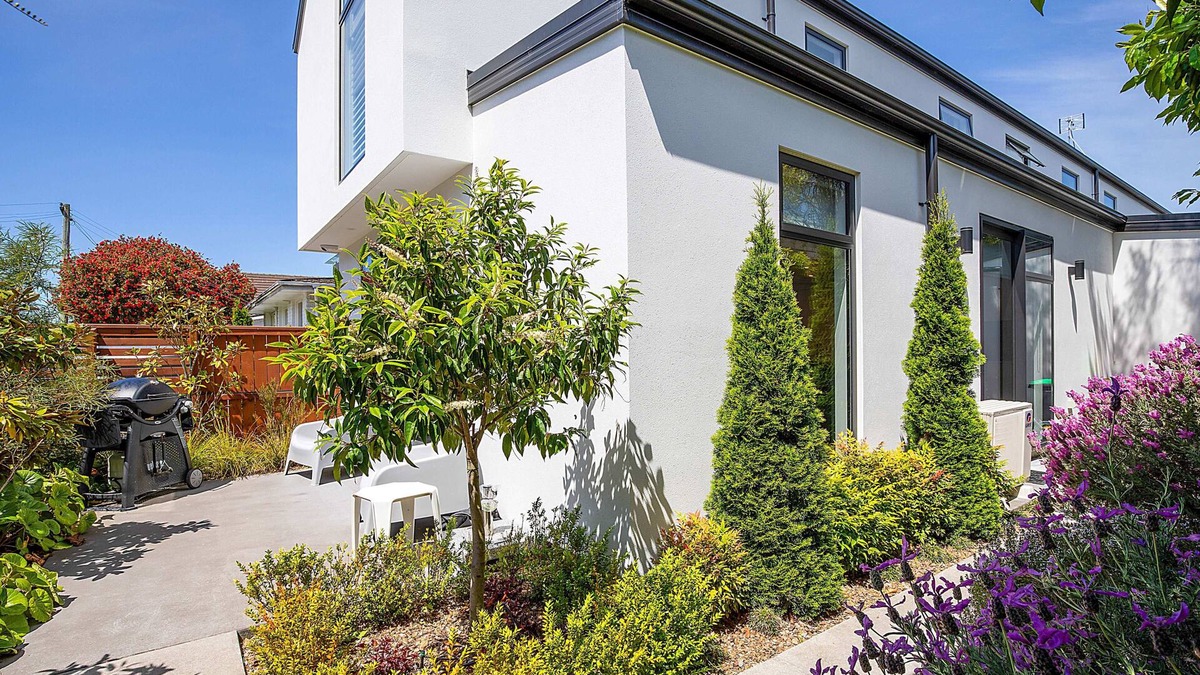 Edgeware House | Berry Delight - Christchurch Holiday Home