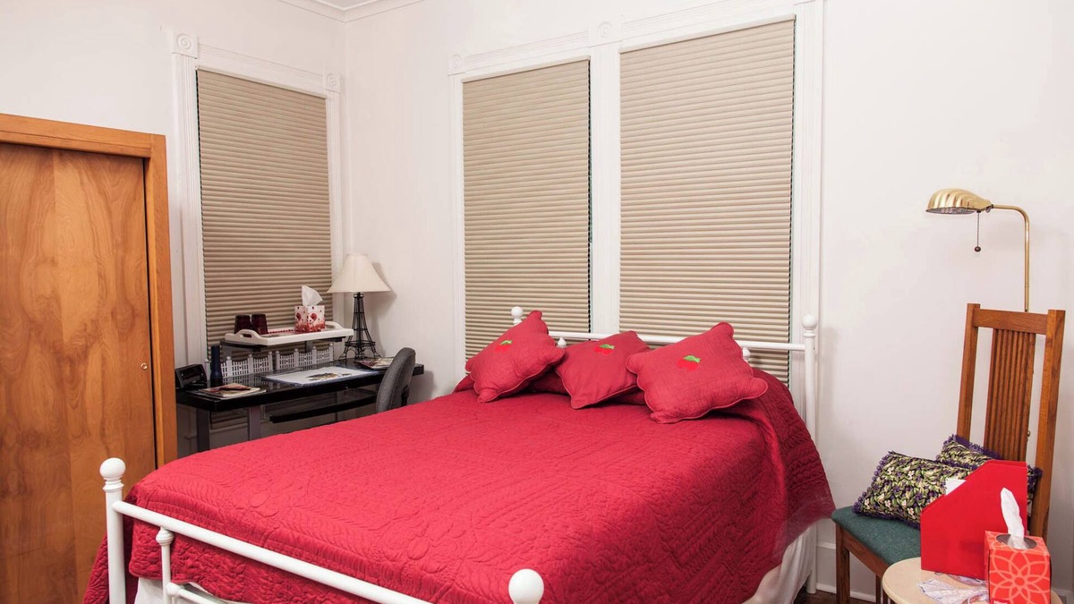 Burlington Bed & Breakfast | "Berry Patch" @ Squirrel's Nest B&B, LLC