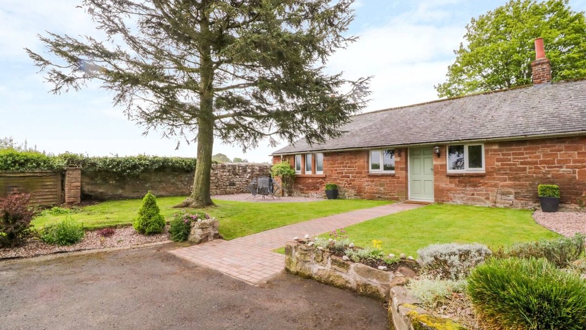 Wing Cottage | BERRYMOOR COTTAGE, pet friendly, with hot tub in Corby Hill