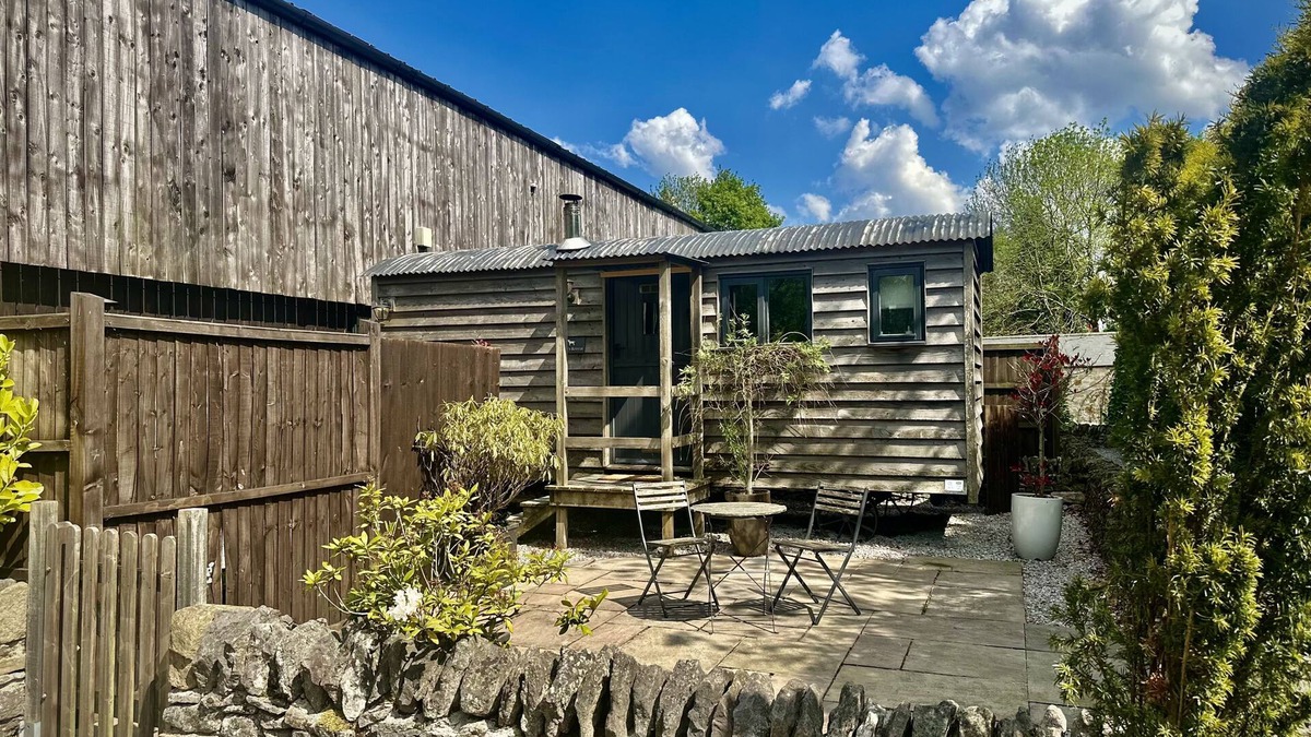 Foolow Cottage | Bertie's Retreat - sleeps 2 guests in 1 bedroom
