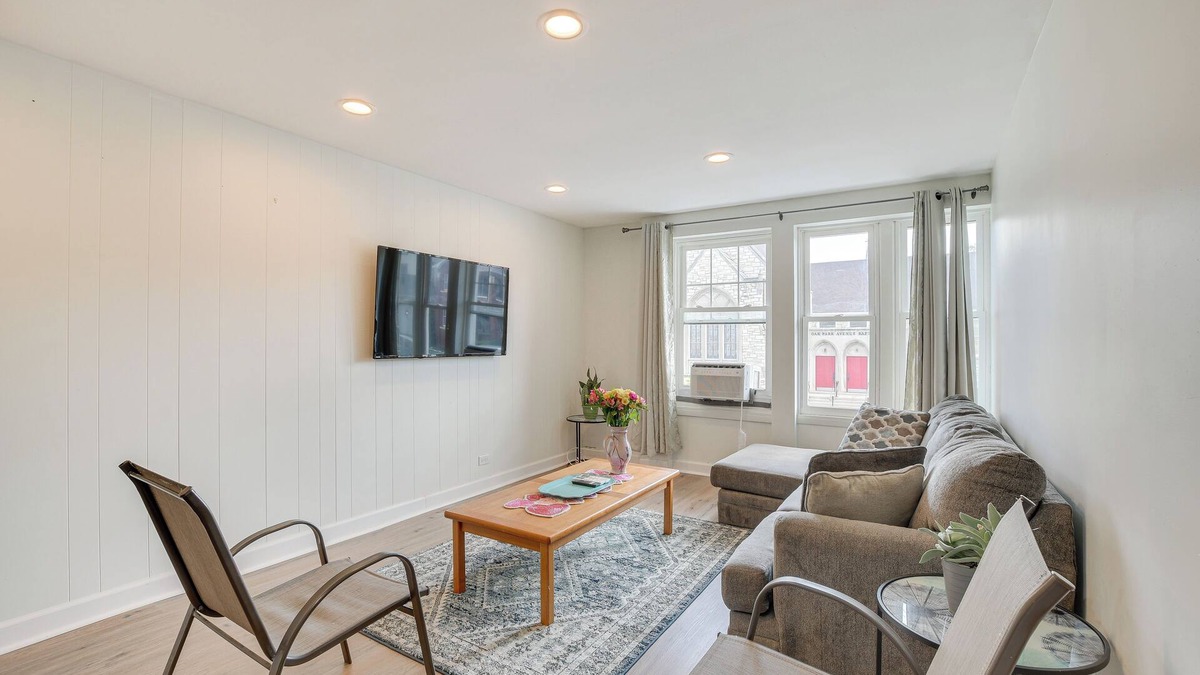 Berwyn Apartment | Berwyn Apartment Rental ~ 11 Mi to Chicago!