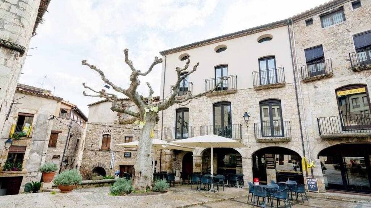Besalu Apartment | Besalu 2-1 New stylish apt on Plaça Llibertat
