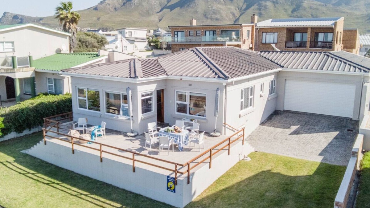 Kleinmond House | Beskuit vir Ontbyt | Ocean breeze | Coffee and rusks