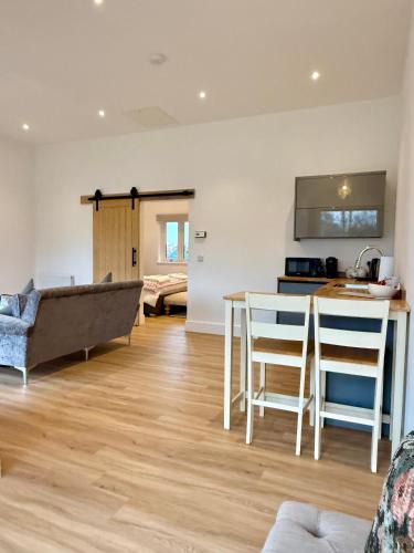 Bishop's Stortford House | Bespoke 1 Bedroom Barn by Stansted Airport & Holiday Parking