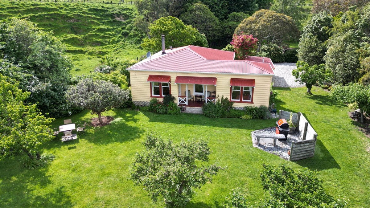 Kekerengu Cottage | Bespoke Cottage, outdoor baths, wine tasting, pet friendly in Sleepers Vineyard