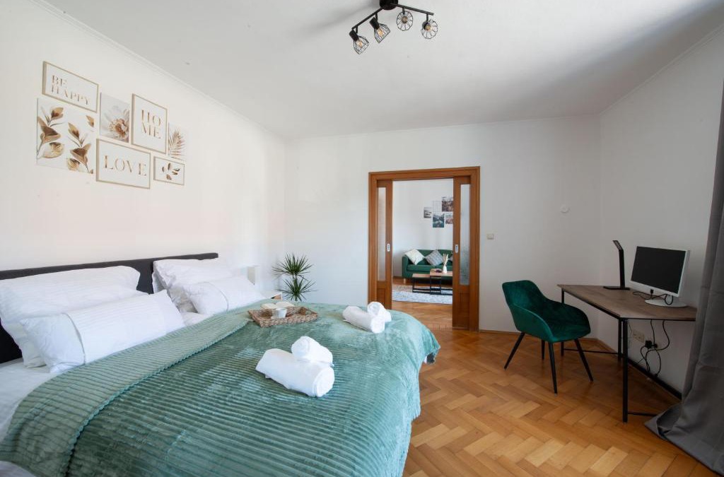 Haag in Oberbayern Apartment | BeSSa Homes 6 Personen 2 Schlafzimmer, 3 King Size, Betten, Balkon, Küche