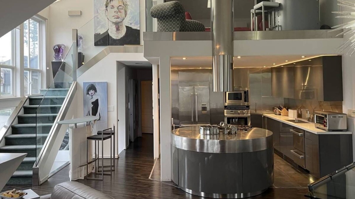 Guildford House | Best Central Modern Luxury Executive Home - Quiet Oasis with an Urban Vibe