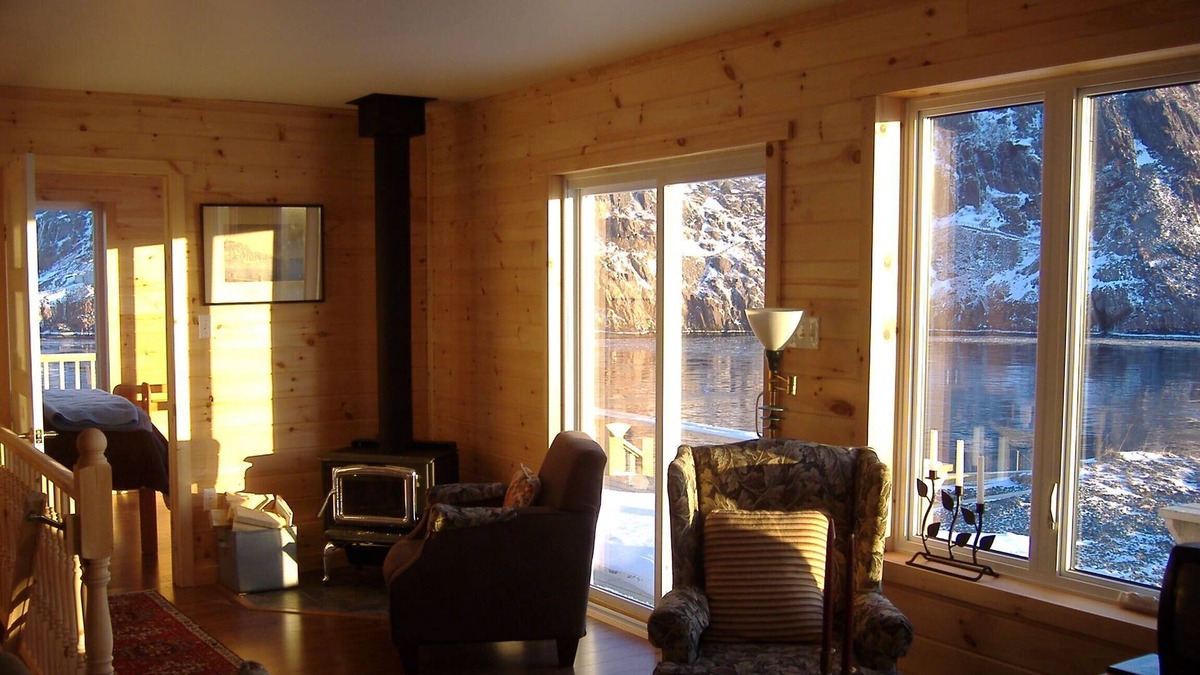 The Battery House | BEST CITY VIEWS, COTTAGE WITH LARGE DECK, ON THE HARBOUR. MININUM 31 DAY STAY