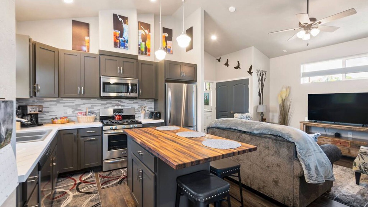 Grand Junction Apartment | Best Downtown Getaway 4 blocks from main street food bars and shopping