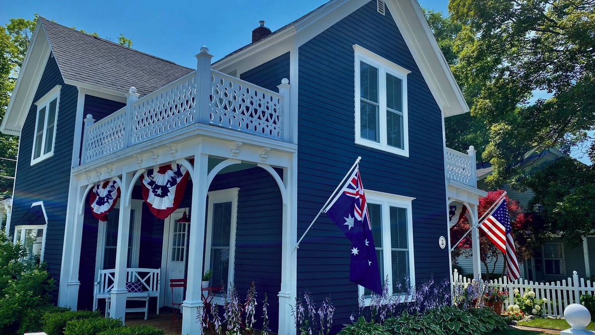 Charlevoix House | BEST DOWNTOWN LOCATION! Walk everywhere! All 5 Star Reviews