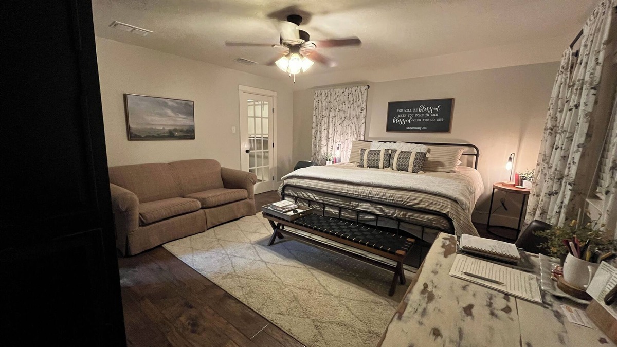 Canton Bed & Breakfast | Best Getaway in East TX! ElKen Retreat:Spa,Pool,Hot tub,Massage,Breakfast,Relax