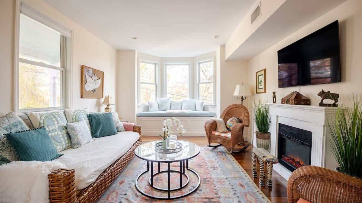 Greenwich Apartment | Best hotel alternative for big group, near train