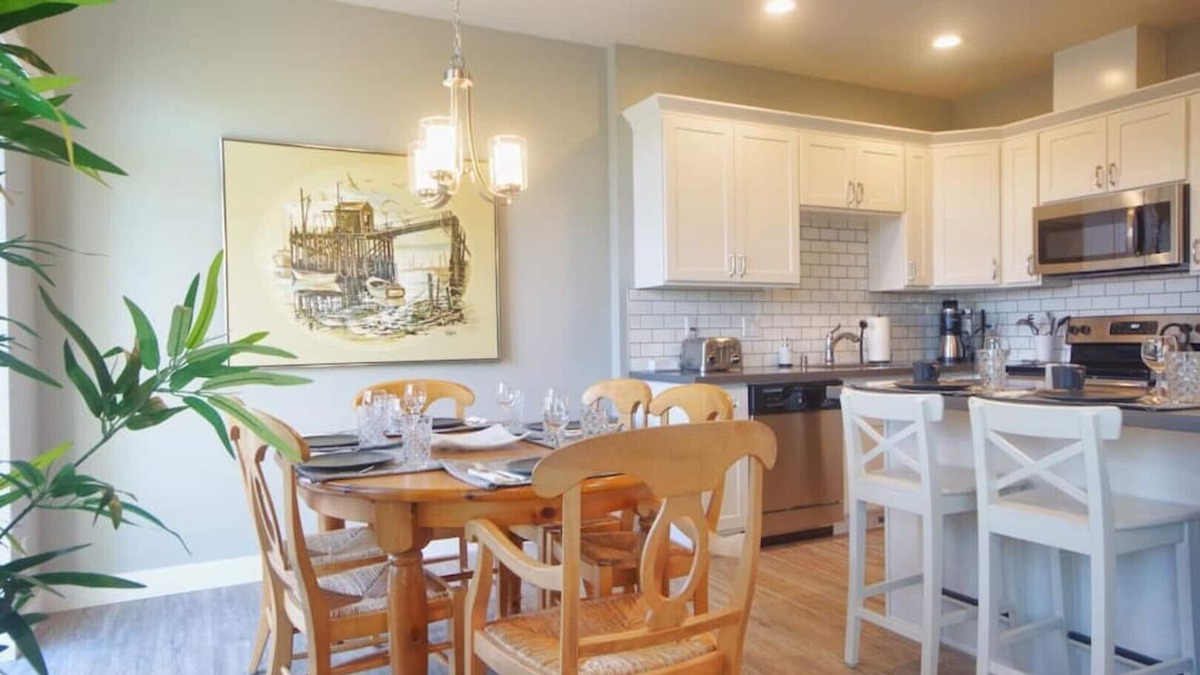 Parkland House | Best House in Parkland. 4br Sleeps 10. Brand New!