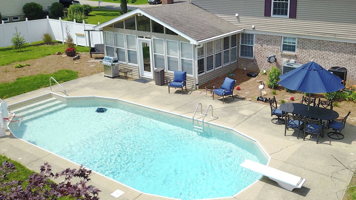 Roselawn Finance House | Best in show. Pool. Bar. Pool Table. Basketball.