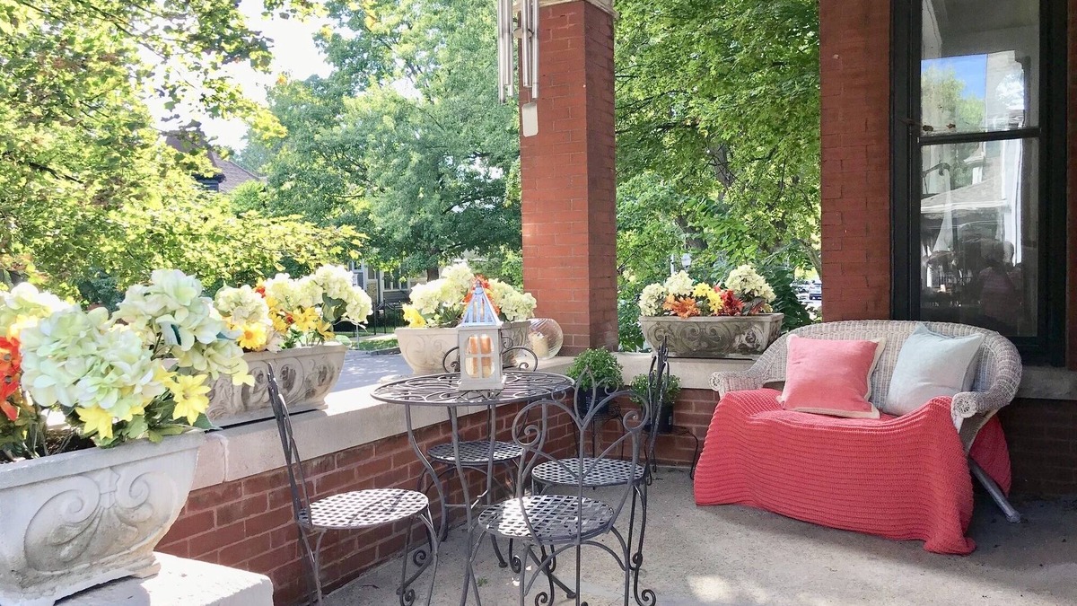 Ravenswood Condo | Best Lincoln Square Location - Spacious 2 bedroom
