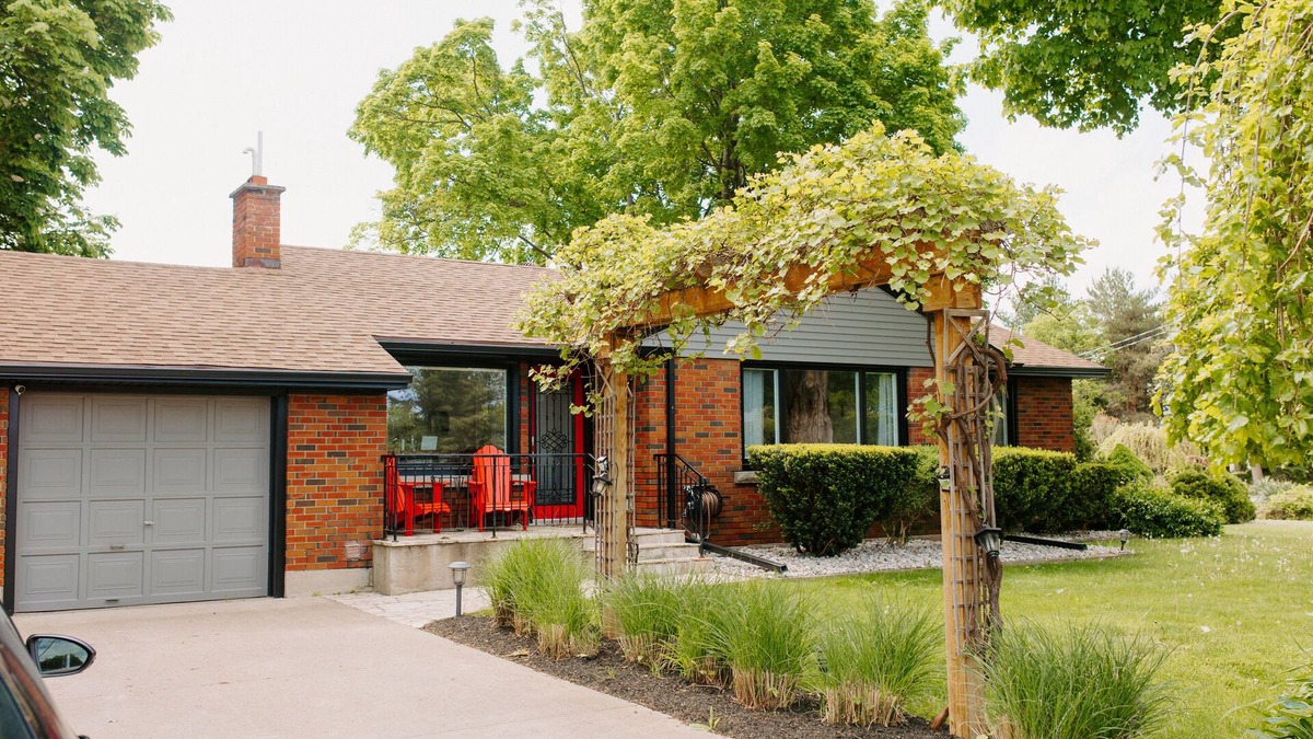 Niagara-on-the-Lake House | Best Location in NOTL, Steps away from everything! Vineyard Views!