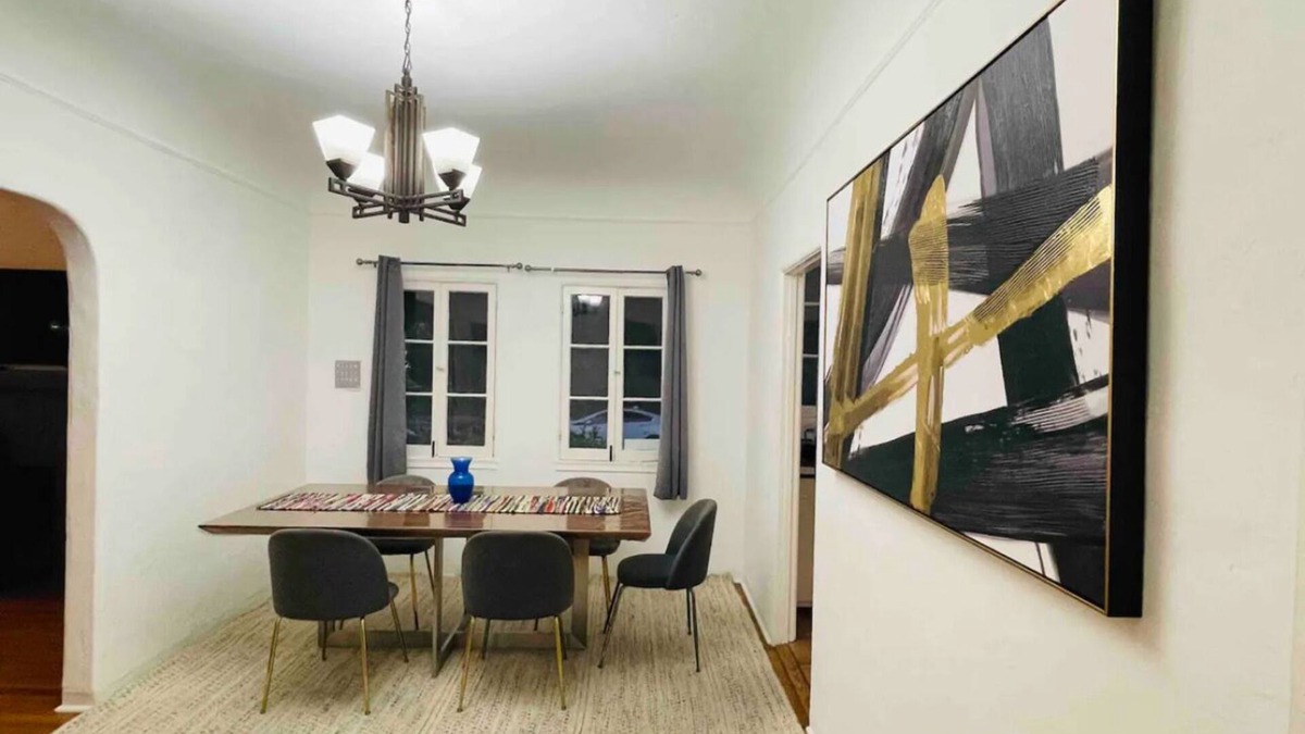 Pico - Robertson Apartment | Best location, Corner, Chic 2-bedroom with WiFi, AC in beautiful Los Angeles