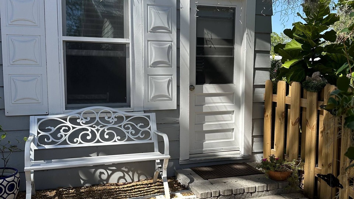 Bayou Oaks Apartment | Best Location! Cozy 1rm/1bath Studio with separate entrance and outdoor space.