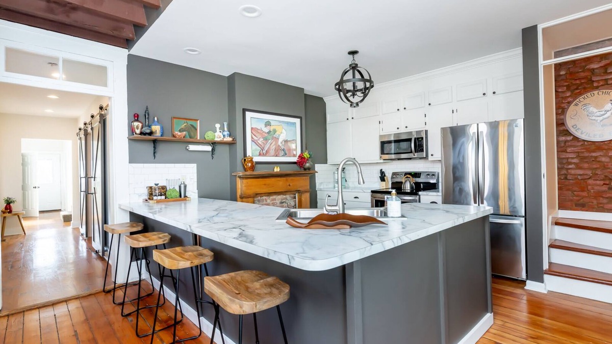 Clifton House | Best Location in Derby City- 2 story porch & hot tub