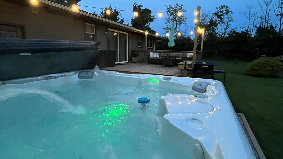 Madison House | Best location in Ohio's wine country! Minutes to all wineries, Spire, & GOTL!