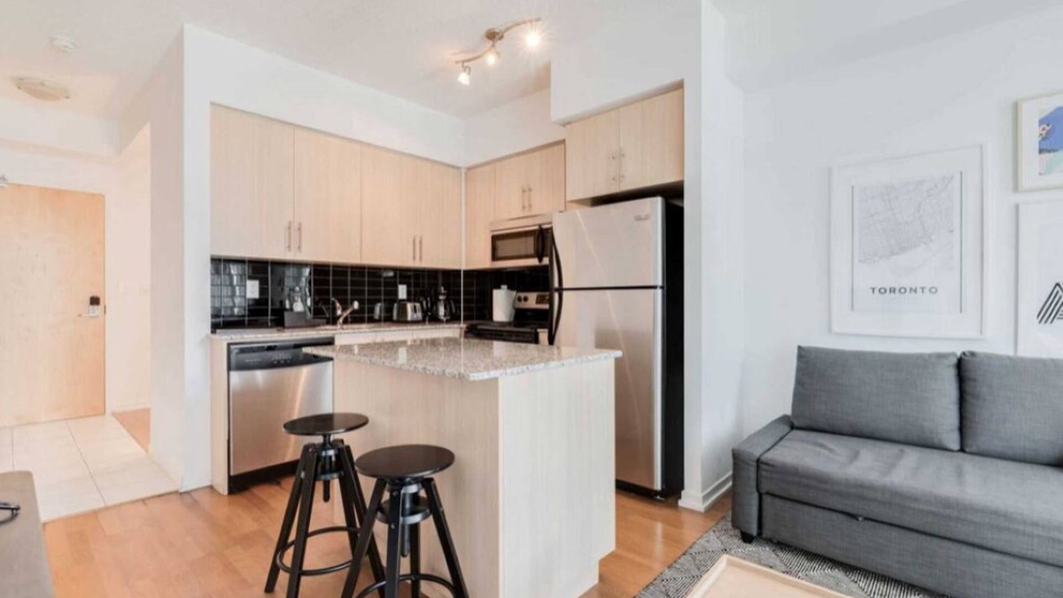Downtown Toronto Apartment | Best Location in Toronto! Sleeps 6 Overlooking Scotiabank Arena!