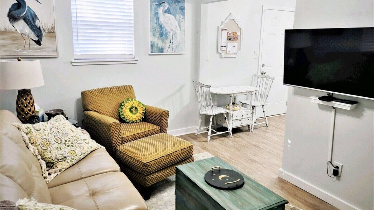 Old Town House | BEST location Quiet Cottage Pets Kitchen