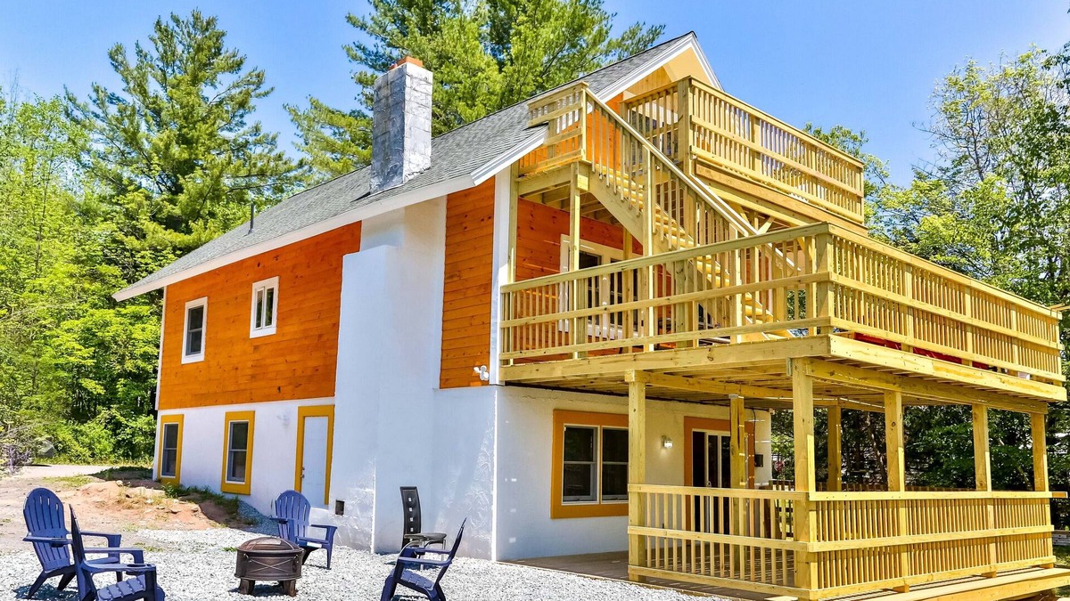 Tannersville Cabin | Best Mountain Views Triple level Deck/w Hot tub Brand New Home Sleeps 30!