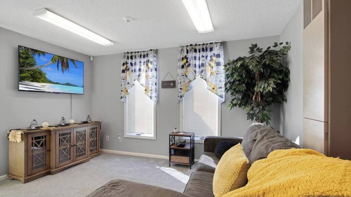 Cheektowaga Apartment | Best Parking Laundry AC BBQ Patio