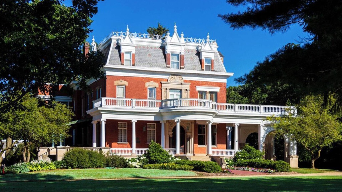 DeKalb House | Best Pick! Pet-friendly Unit, with Free Parking, Seasonal Outdoor Pool!