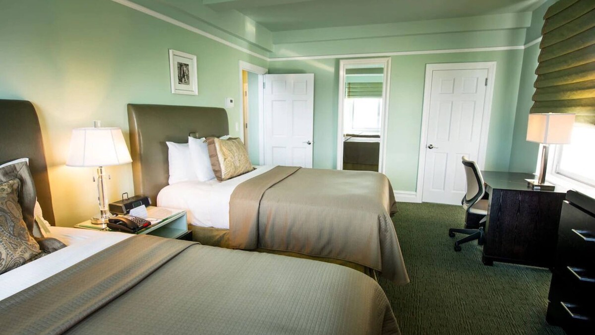 Lincoln Square Apartment | Best Place to Stay in NYC! Historic Property Close to Metropolitan Museum of Art