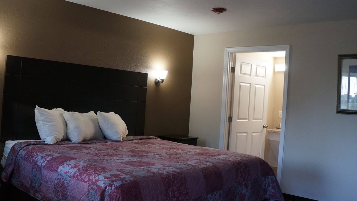 Plainville Hotel | Best Stay Inn