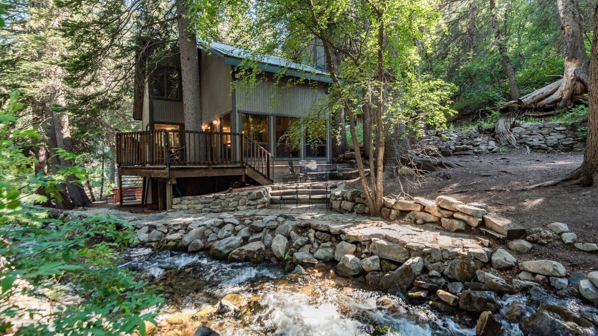 Sundance Cabin | BEST STREAM VIEWS, HOT TUB, PRIVATE SETTING, BIG PINE CANYON