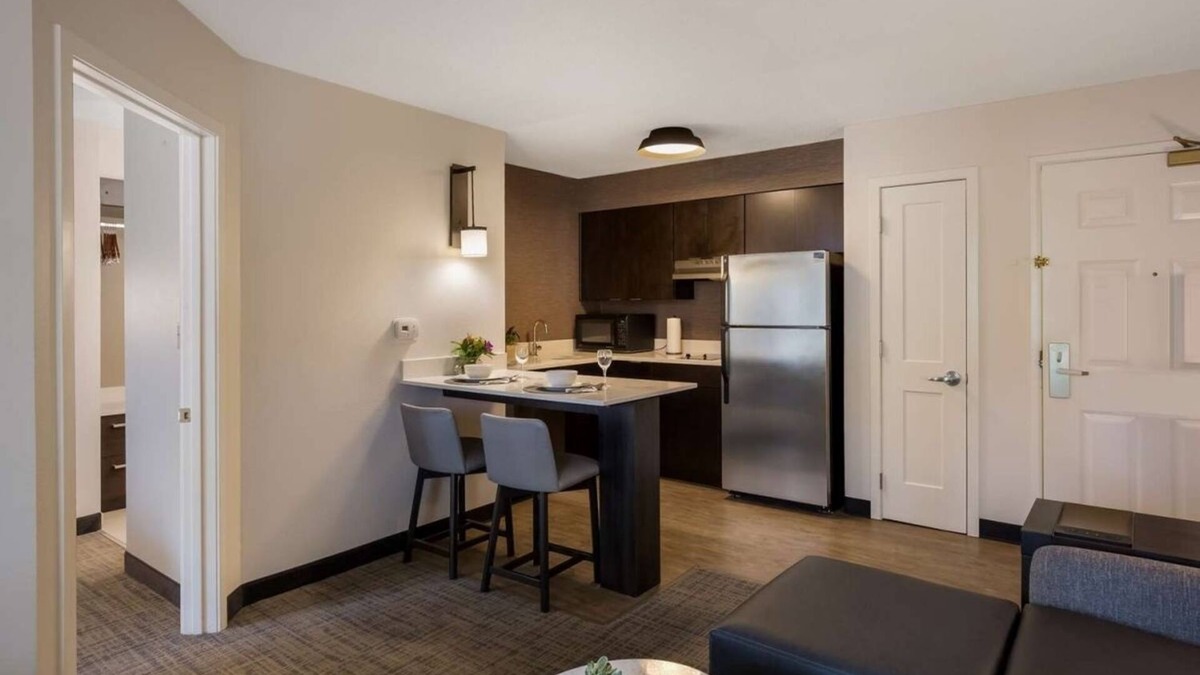 Mount Tabor Apartment | Best Value, Quality Stay! Relaxing 1BR Suite with Full Kitchen, Free Breakfast!