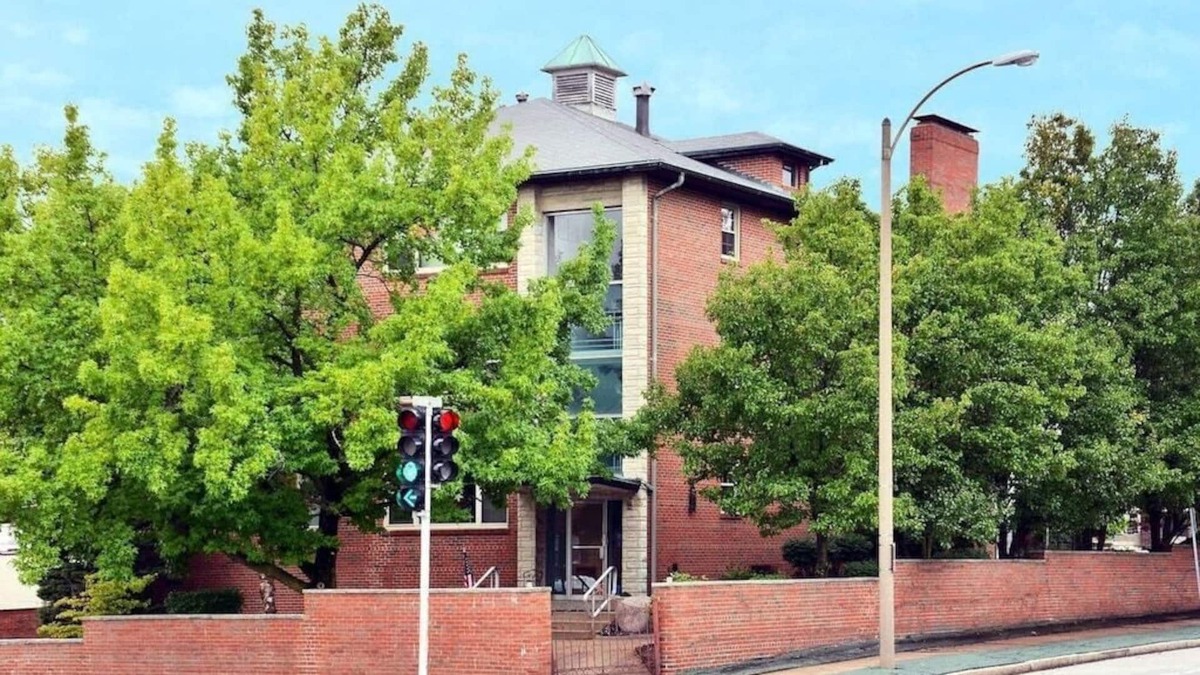 Lindenwood Park House | Best Value For Groups in St Louis 10,000 sq ft building / 30 beds / 15 bedrooms
