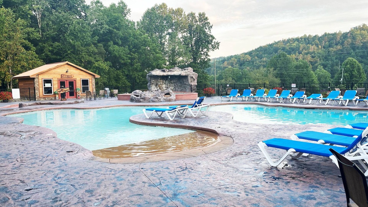 White Oak Lodge Cabin | Best Value in Gatlinburg! Hot Tub, Games, Views, Pool, Fire Pit, Pickleball!