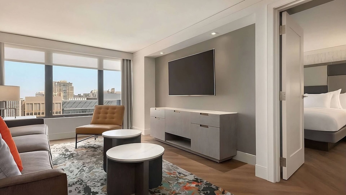 Streeterville Hotel | Best Value, Quality Stay! Outdoor Pool, Parking Onsite, Near Ohio Street Beach