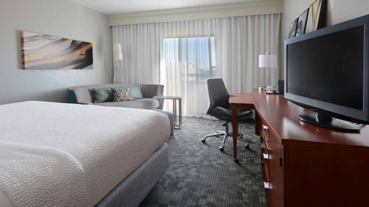 North Dallas Apartment | Best Value, Quality Stay! Pet-friendly & Modern Accommodation, Outdoor Pool!
