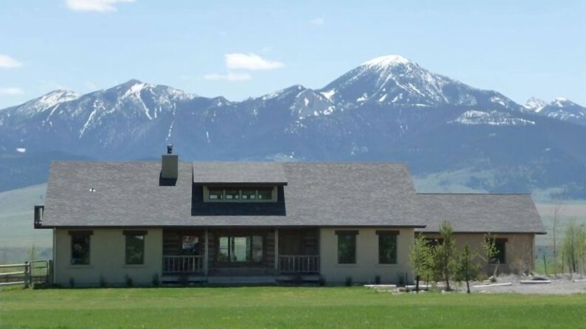Livingston House | Best Value with amazing views close to town!