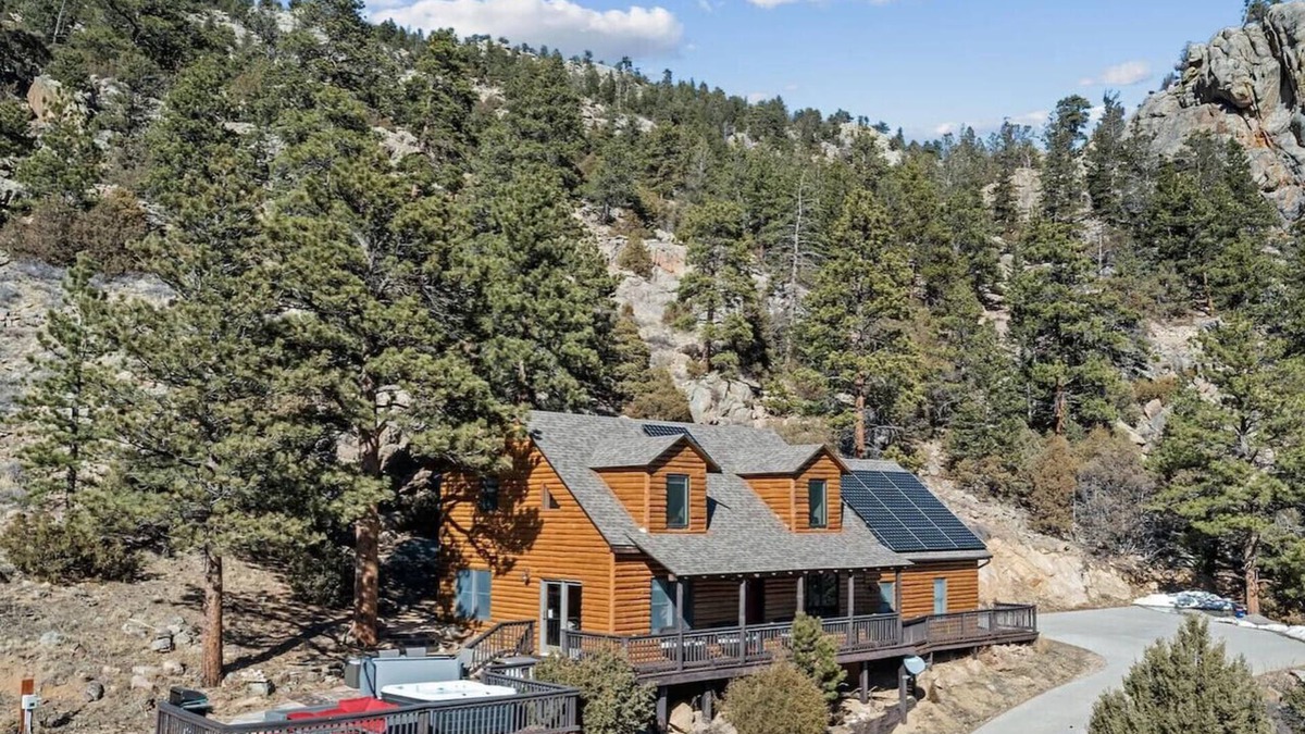 Venner Ranch Estates House | Best views in Estes, hot tub, deck and more!
