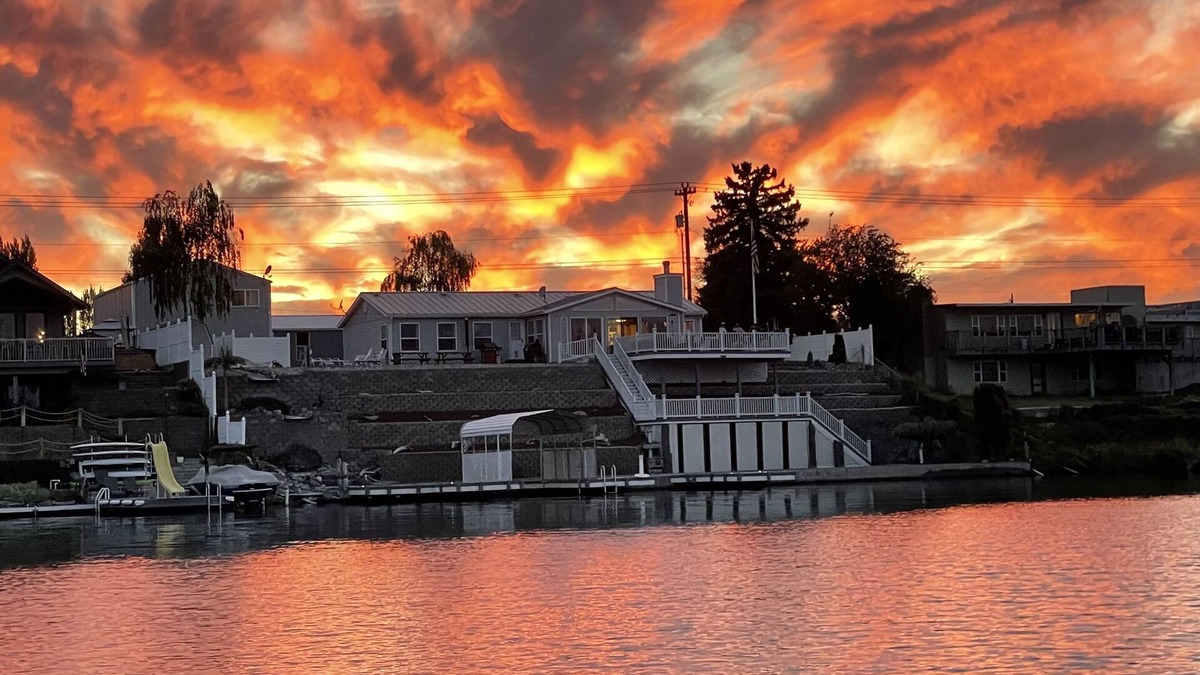 Grant County House | Best Water front with 5 bedrooms, 3 docks, lots of privacy and RV Parking too!