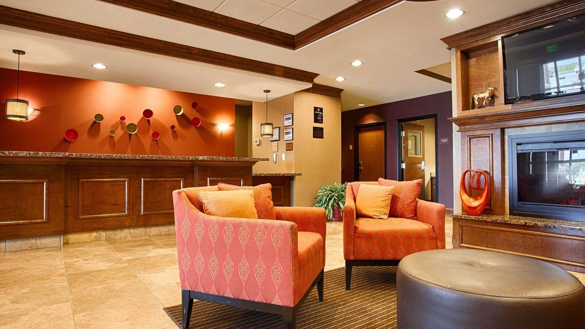 Burlington Hotel | Best Western Plus Carousel Inn & Suites