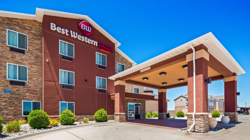 Burlington Hotel | Best Western Plus Carousel Inn & Suites Burlington