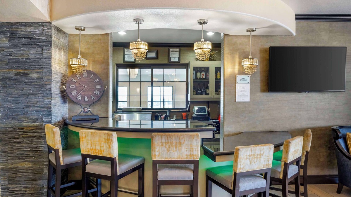 Garden City Hotel | Best Western Plus Emerald Inn & Suites