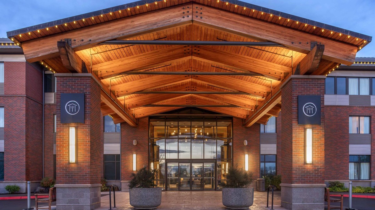 Lebanon Hotel | Best Western Premier Boulder Falls Inn