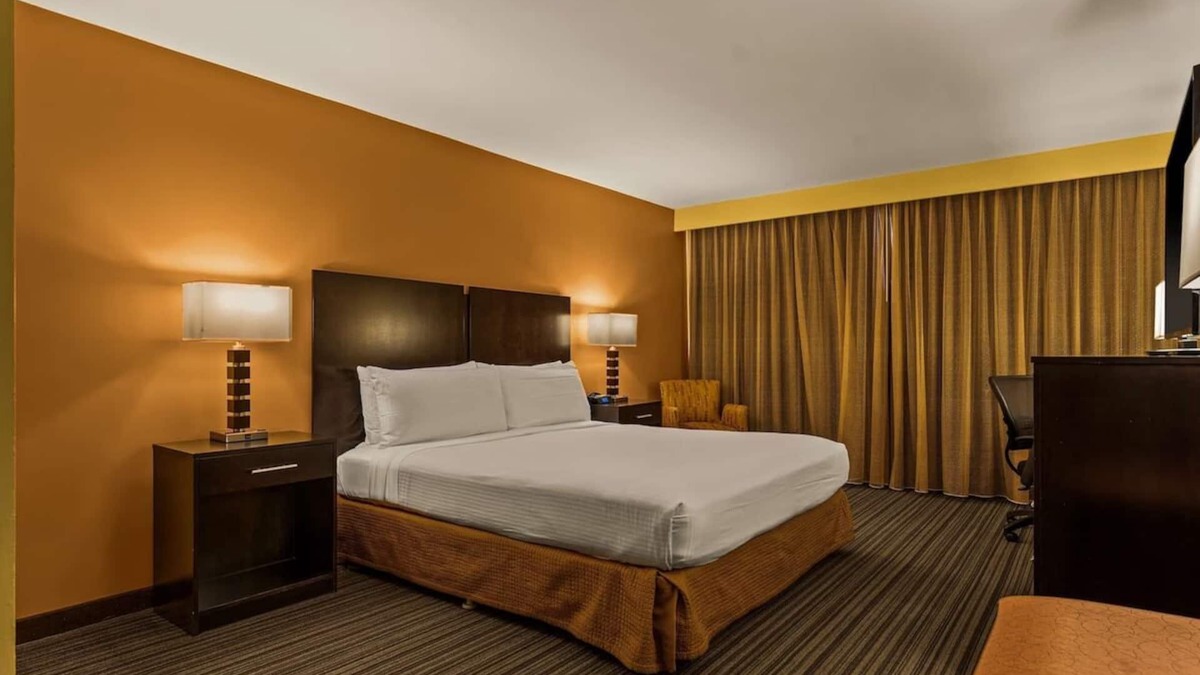 Western Honolulu Hotel | Best Western The Plaza | Standard Room, 1 King Bed | Free Breakfast