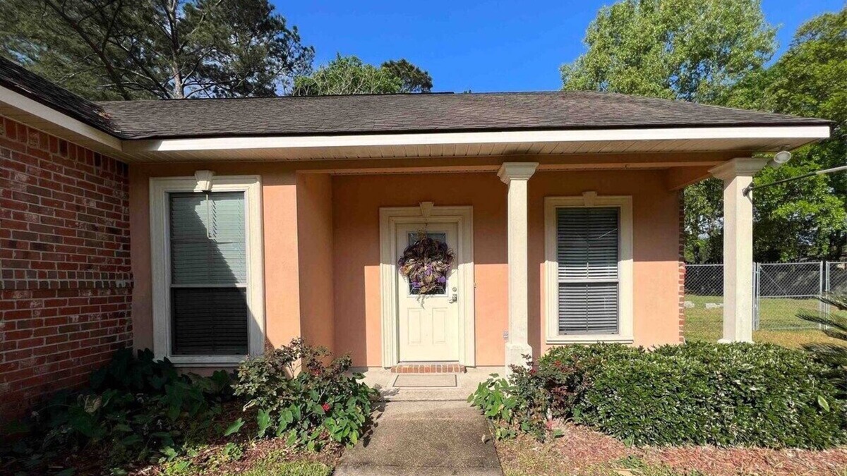 Scotlandville House | BestStays@Bayou-Chic -work crews love us. Fenced with WIFI