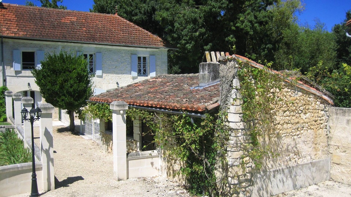 Angeac-Charente House | Besutiful traditional Charentaise house with private decked pool by the river
