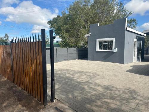 Komani House | Beswick Guesthouse