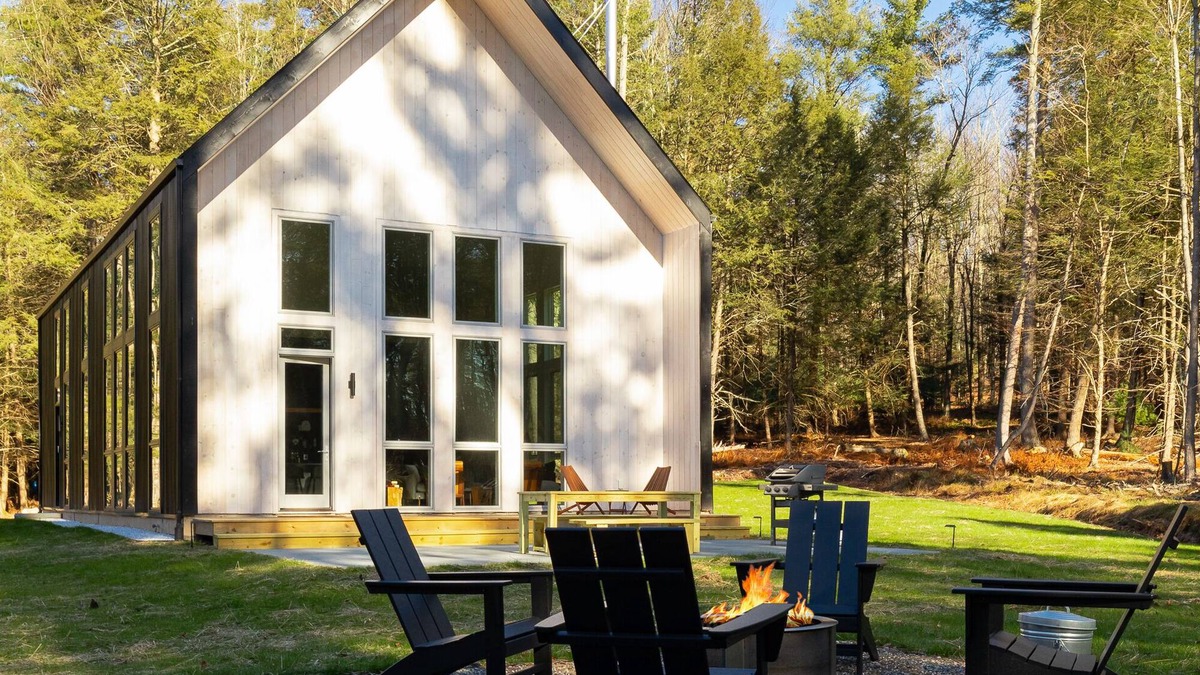 Jeffersonville House | Bethel Woods Escape: Hot Tub + Fire Pit